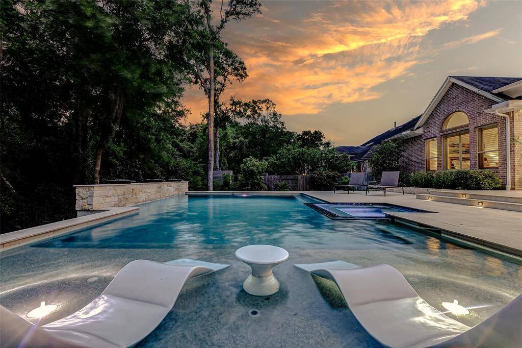 Additional pool features include a full-width sun shelf—an ideal spot for children to play or for lounging in chairs while soaking up the sun. This thoughtful design adds both functionality and resort-style comfort to your outdoor oasis.