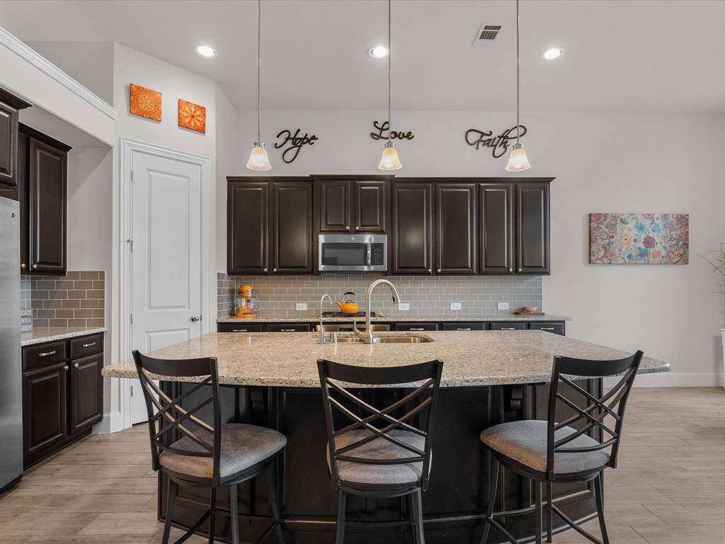 Huge kitchen island/ breakfast bar room for everyone!