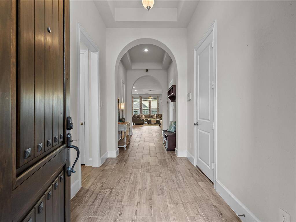 Stunning entry highlighted by an archway and recessed lighting.