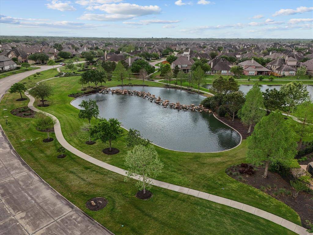 It is easy to admire the amenity lake via the meandering walking path.
