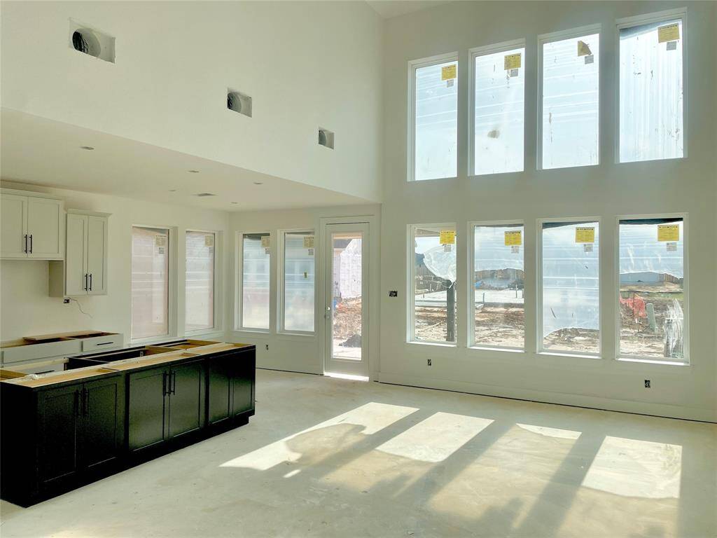 Open Dining With a Luxurious Modern Light