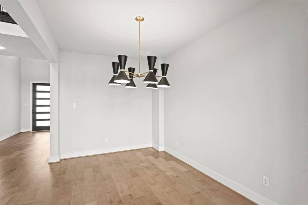 Cozy Breakfast Nook & Ample Cabinet Space