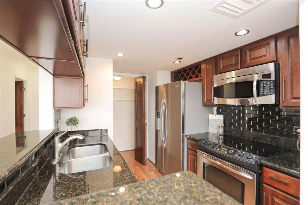 Beautifully renovated kitchen with new and improved modern backsplash. New kitchen faucet as well.