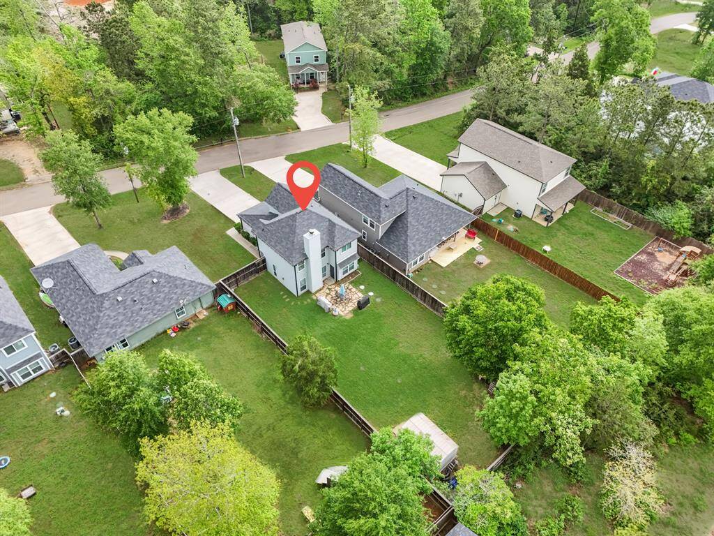 WOW! Amazing backyard with plenty of space for entertainment!