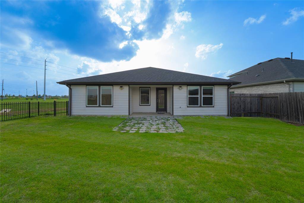 [Virtual staged lawn yard for landscaping]