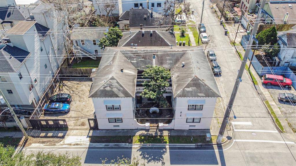 This 9 unit multifamily apartment building in the heart of Montrose offers an excellent investment opportunity. A prime location just steps away from a variety of restaurants, bars and retail shops. Perfect for tenants that value convenience and a vibrant local culture. Whether you're looking to expand your portfolio or enter the multifamily market, this property has significant potential.