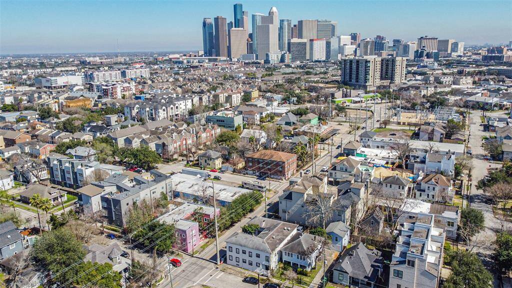 The complex is located minutes from Downtown.