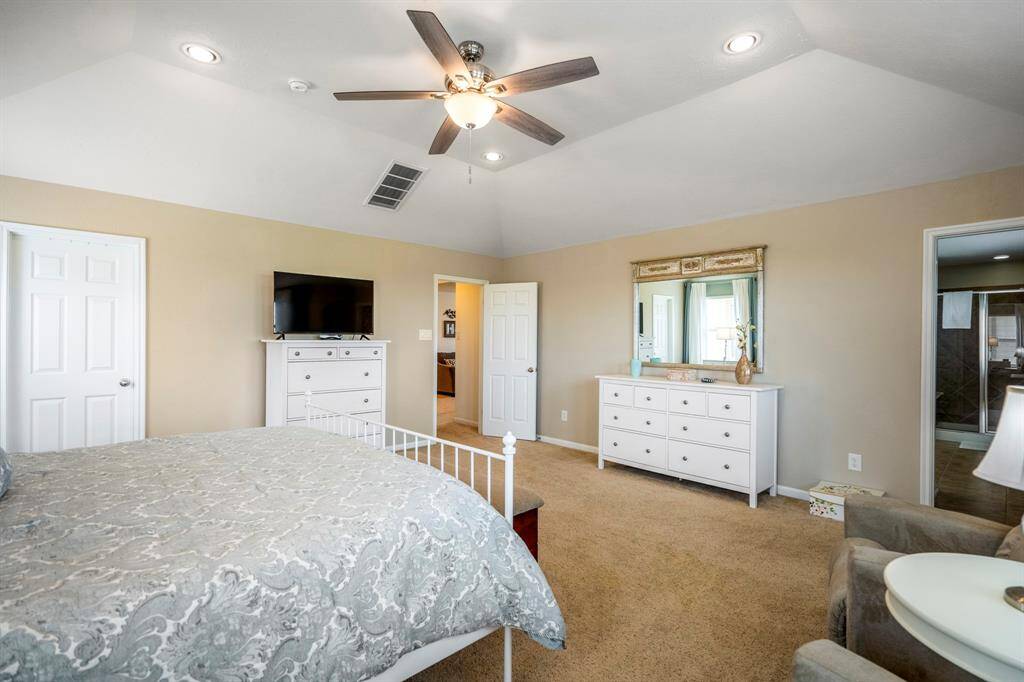 Beautiful raised ceiling and recessed lighting.