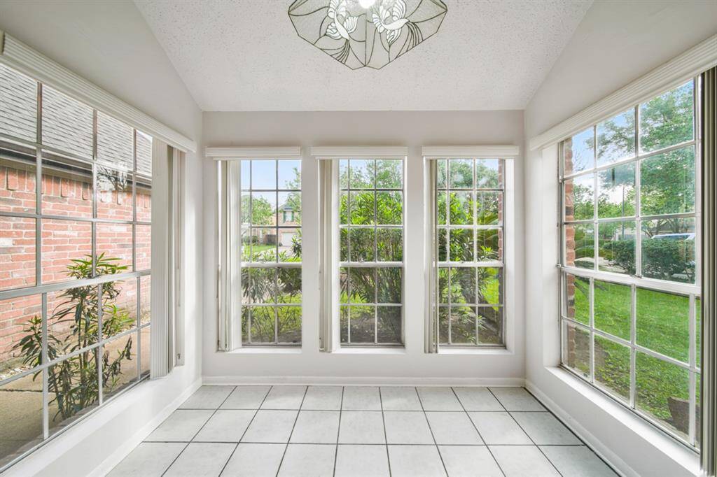 You'll enjoy good food and great conversations over morning coffee and cornflakes in this charming breakfast area filled with natural light and picture-perfect views of the front yard.