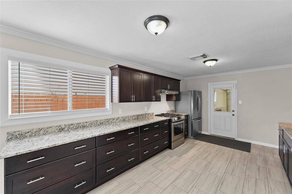 Tons of counter space in the kitchen!