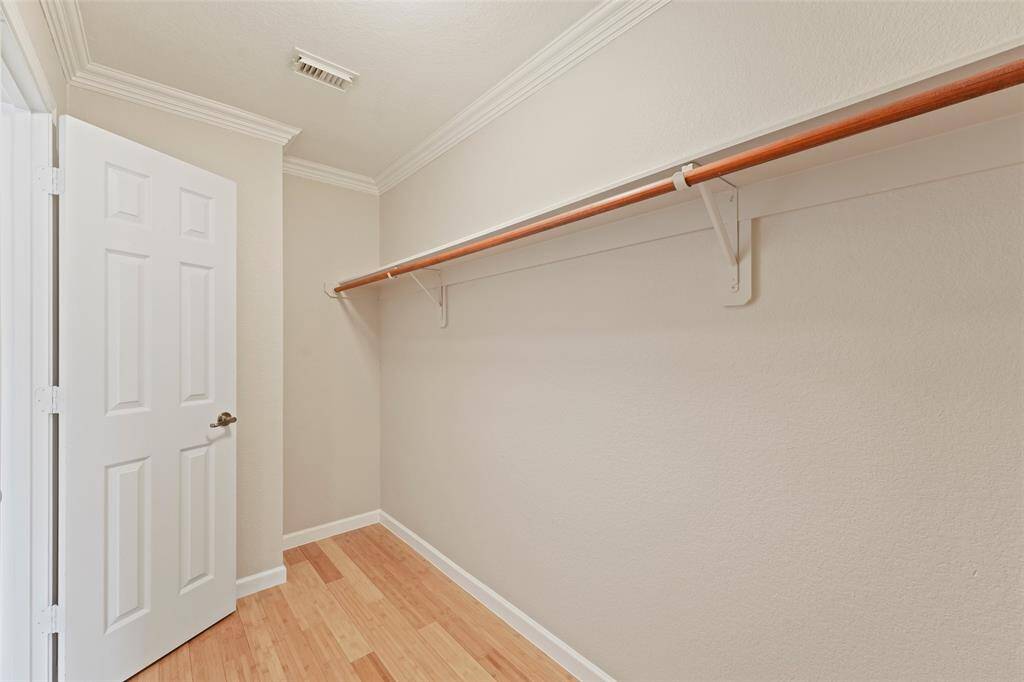 Grand walk in closet