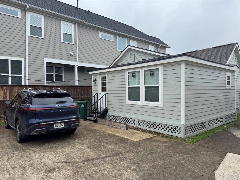 Parking in the back of the house.
