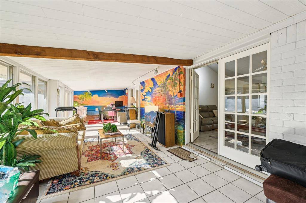 Open inside/outdoor feel in the home