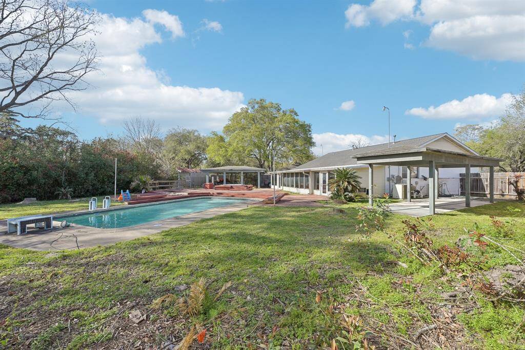 Humongous backyard! GREAT home for hosting