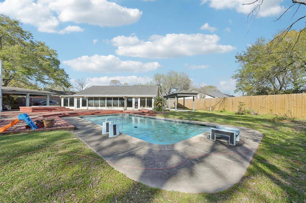 Pool area with EXTENDED amount of green area