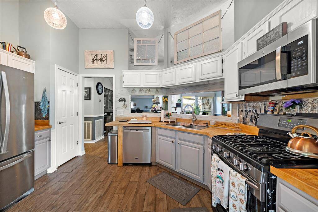 Notice the serving bar to the dining area