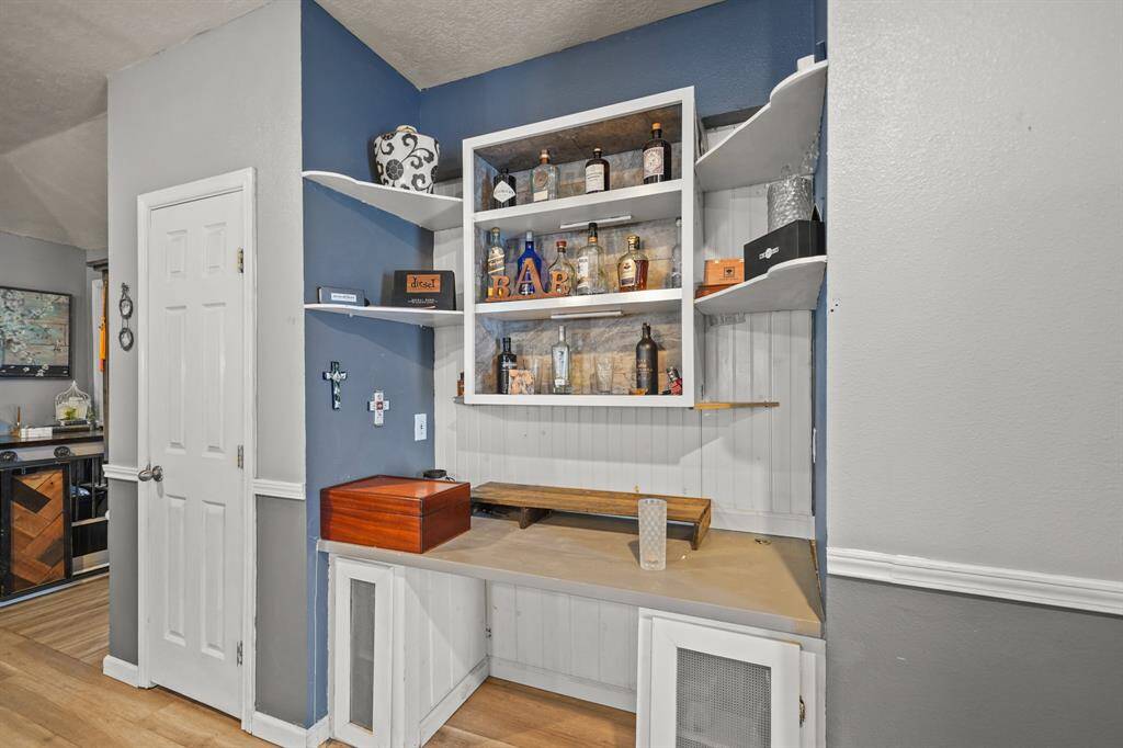 Dry bar or work area if you have guests