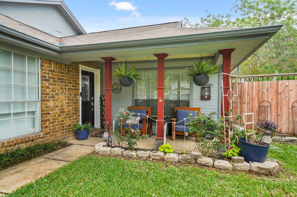 A second look at the front porch. Take note of the gutters in front.