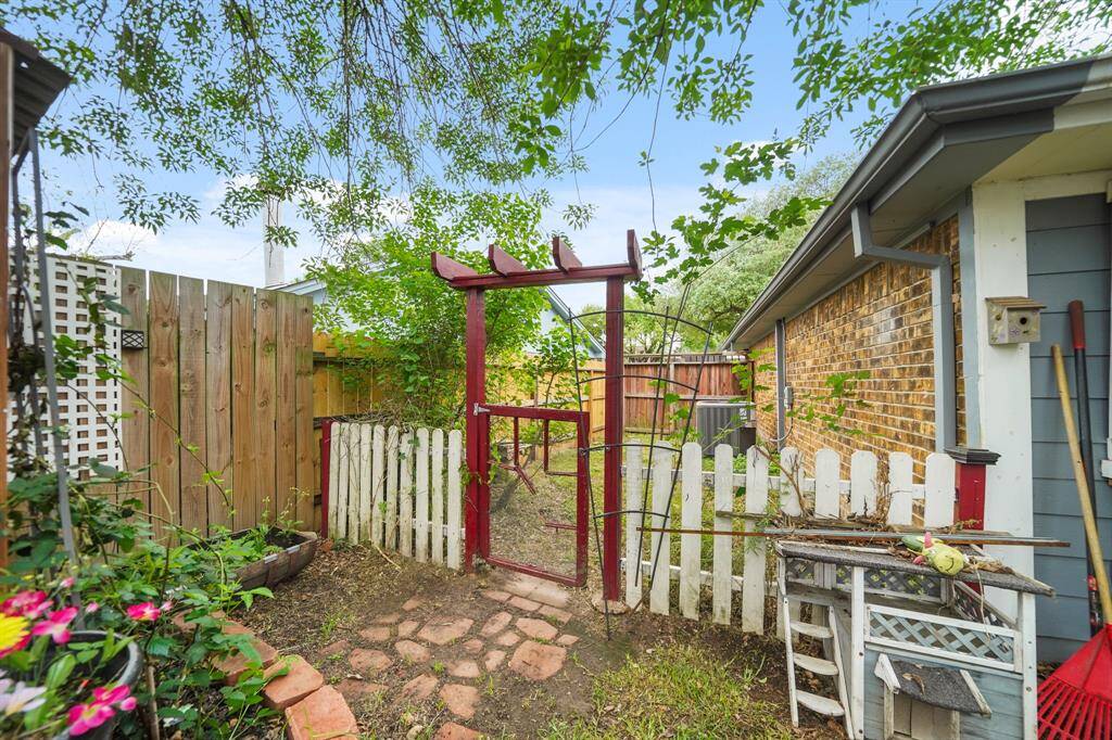 Very spacious back and side yards. Great for your gardening choices