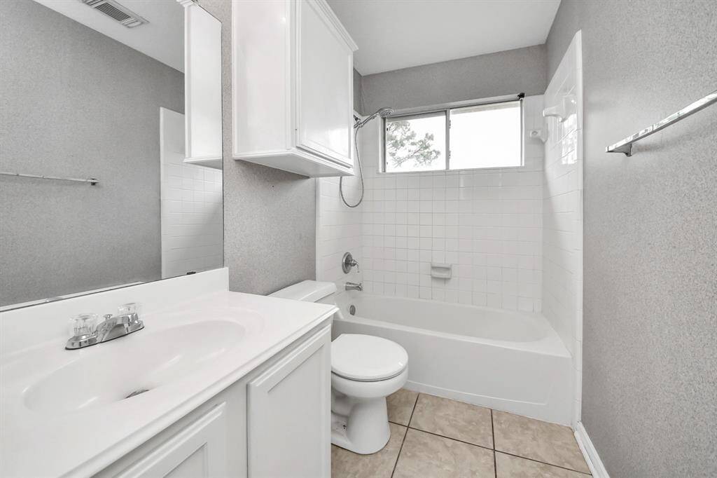 Upstairs secondary full bathroom
