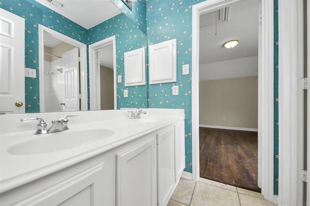 Upstairs secondary full bathroom