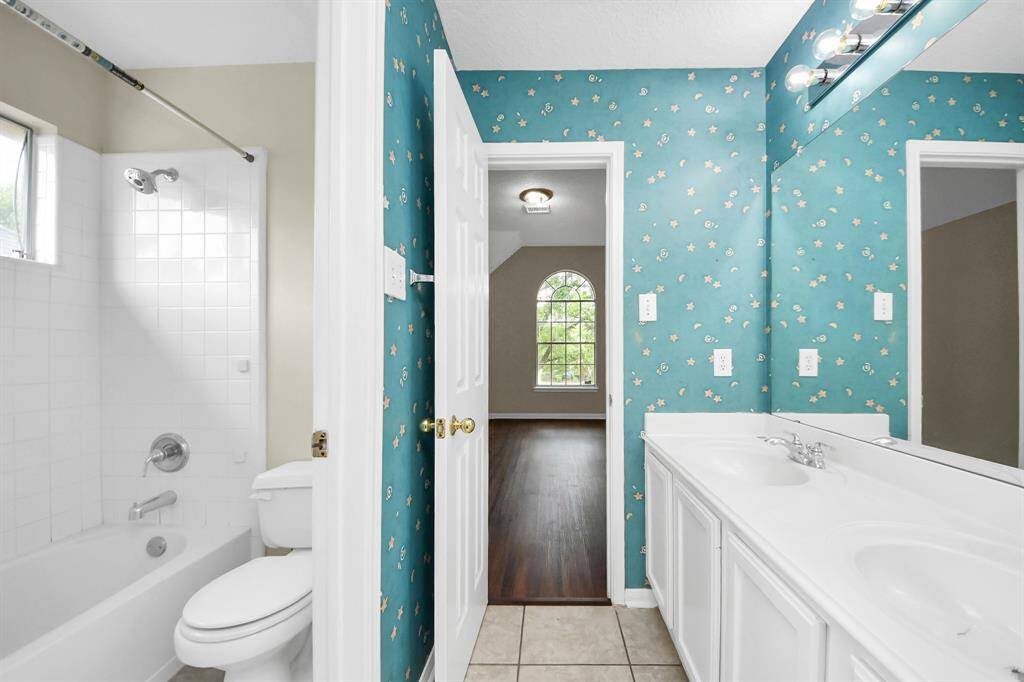 Upstairs secondary bath