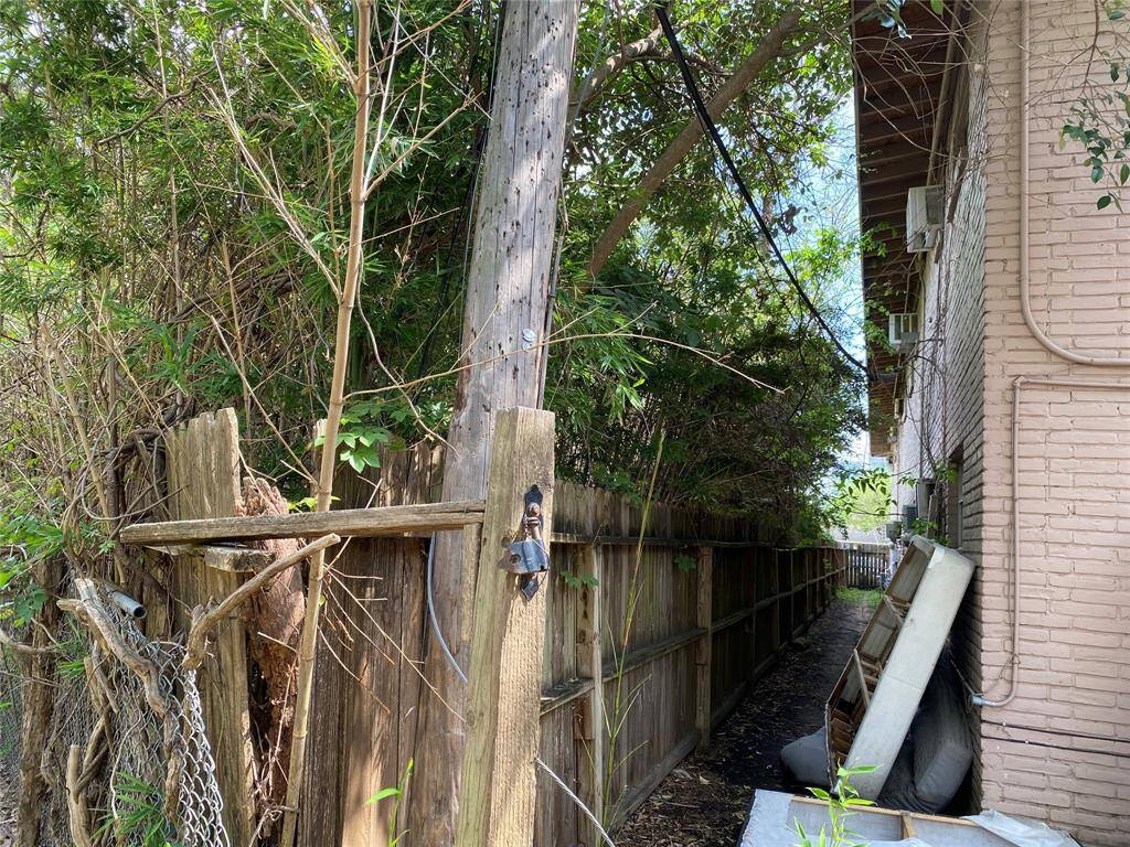 Fence separating 6 and 8 Briar Dale Ct
