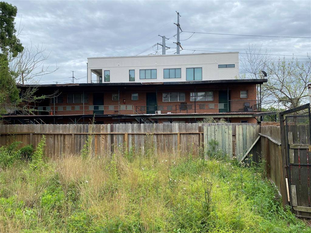 4 Briar Dale Ct in the background