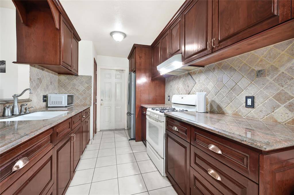 Kitchen with plenty of counter space.