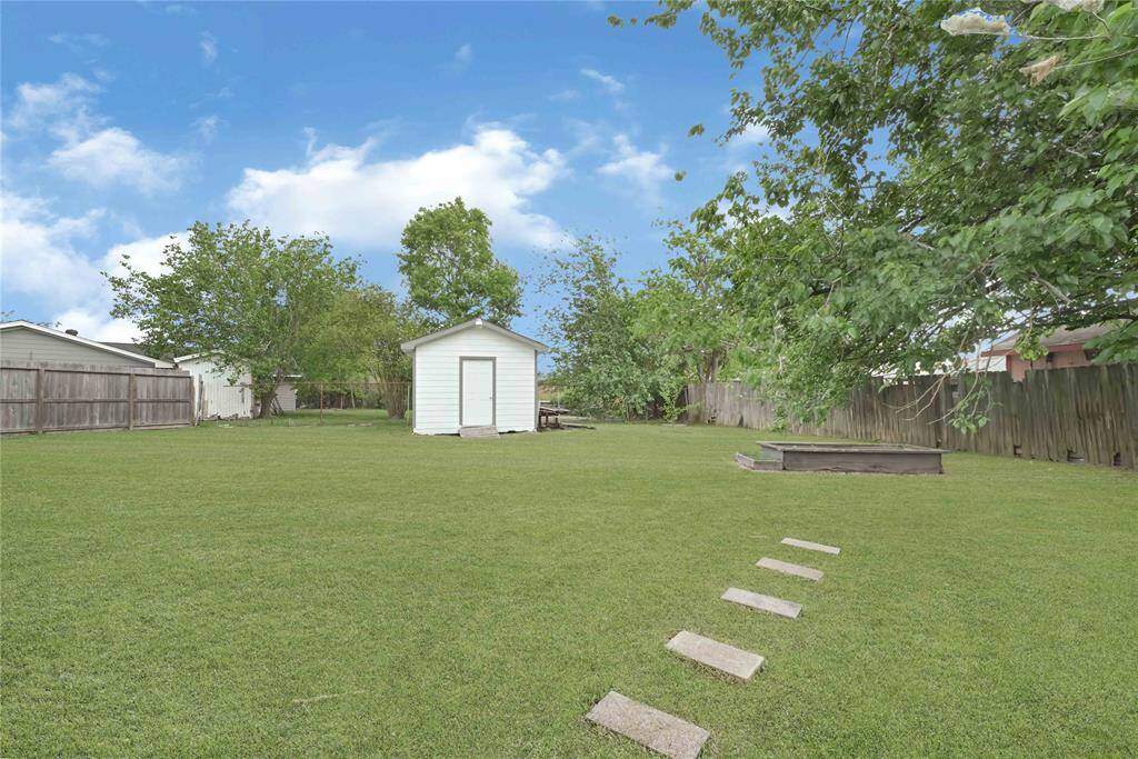 Oversized backyard, perfect for your custom oasis