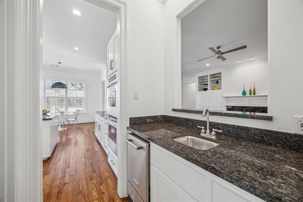 Wonderful wet bar area with separate ice maker between the formal dining and kitchen.  Behind this area is a large walk-in pantry.