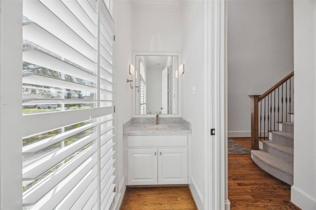 First floor powder bath
