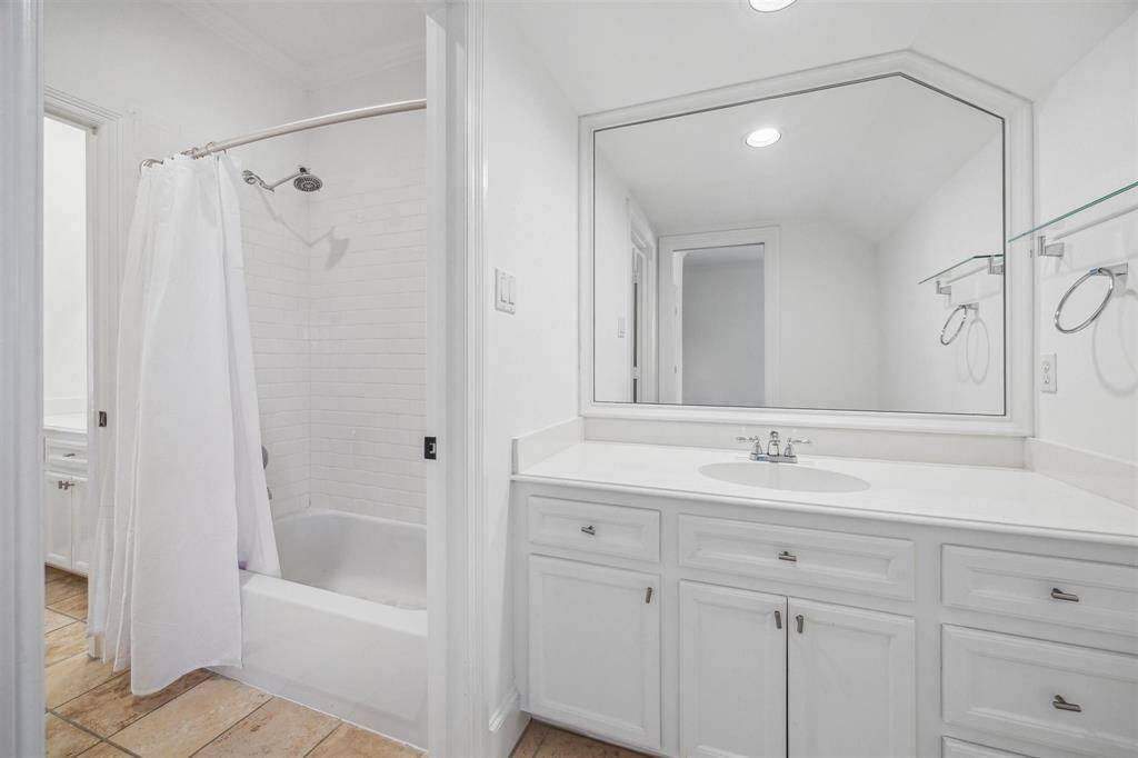 Hollywood bath with tub/shower