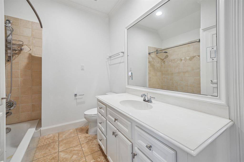 Upstairs secondary bath with tub/shower