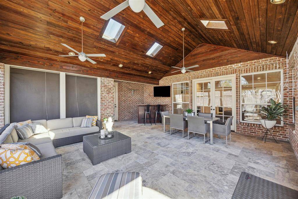 Fabulous screened-in patio with vaulted ceiling