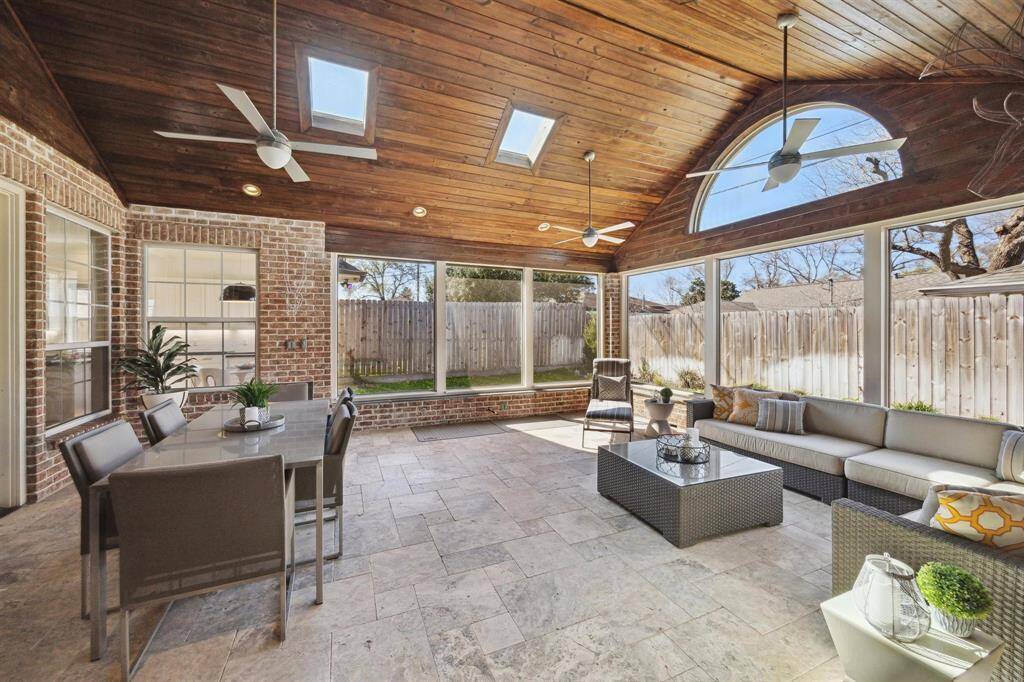 Another view of this great outdoor living space