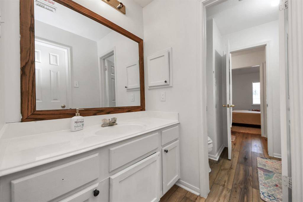 Upstairs guest bath "Jack n Jill"