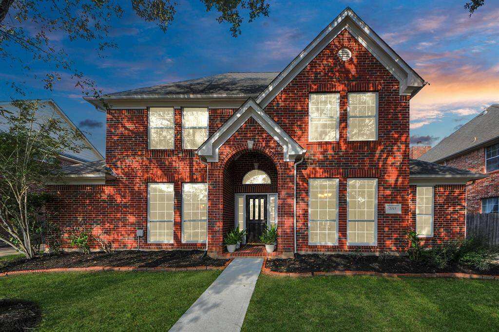 Welcome home to 7015 Emerald Glen in established Greatwood with mature tree canopies lining this quiet street.