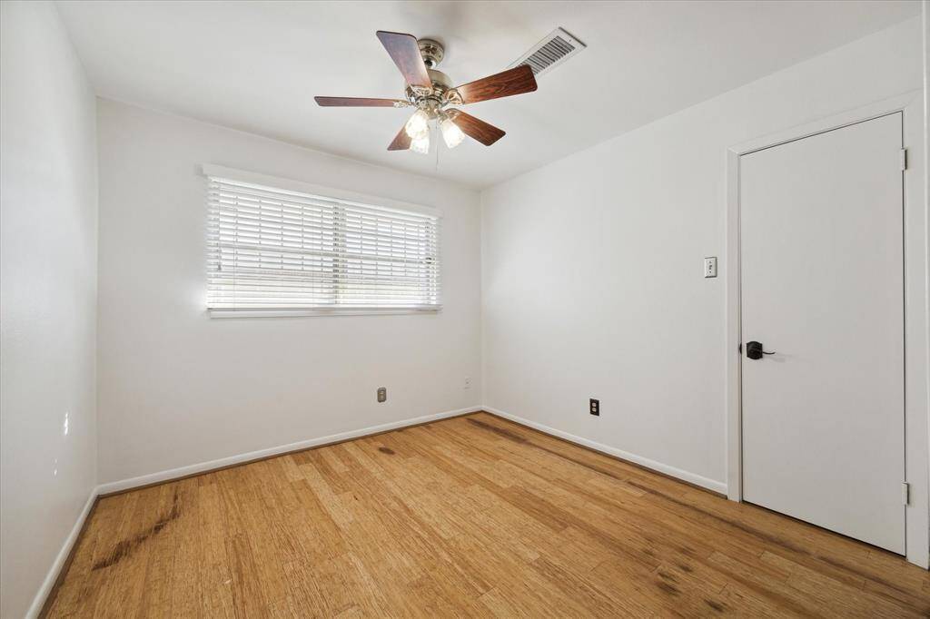 Secondary (middle) bedroom