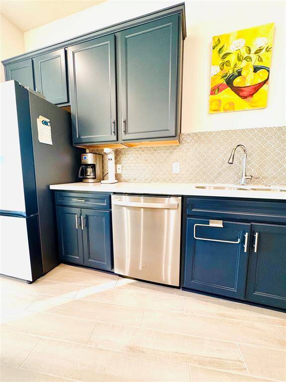 Spacious L-shaped kitchen counter