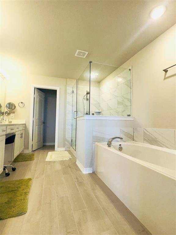 Full bathroom in primary bedroom