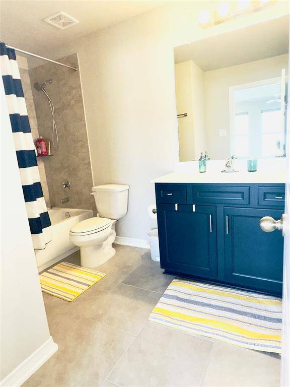 Full bathroom in the 2nd bedroom