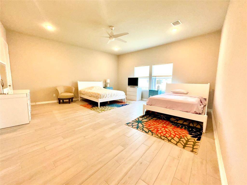 3rd bedroom downstairs fits 2 queen size bed (in photo) and bunkbed