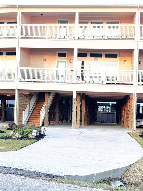 Wide driveway, covered carport for multiple cars & boat