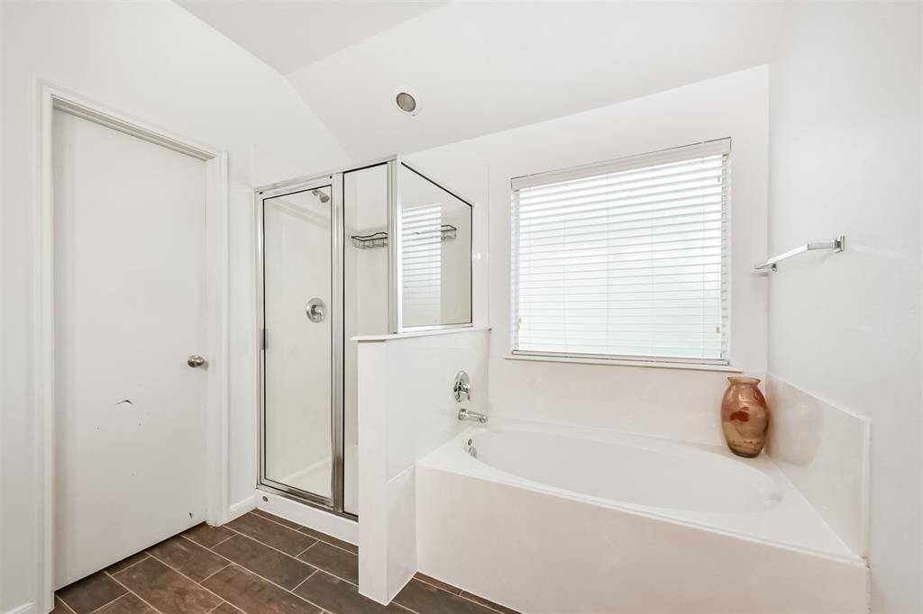 A separate soaking tub and an extended shower, offering both relaxation and convenience.