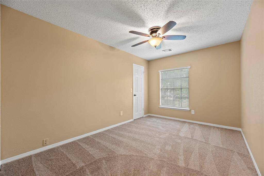 Secondary bedroom.