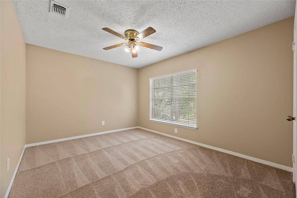 Secondary bedroom.