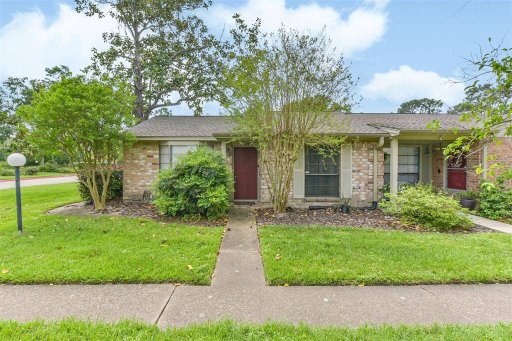 Nestled in a quiet community in Spring Branch is this charming 1 bedroom, 1 bath, 1 story home.