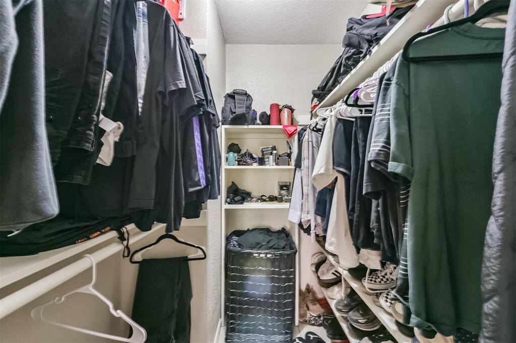 Nice size walk-in closet.