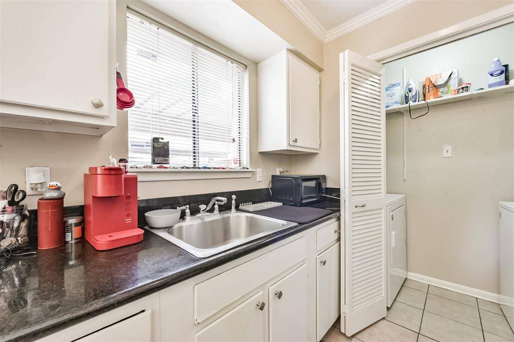There is a nice size sink to wash dishes.